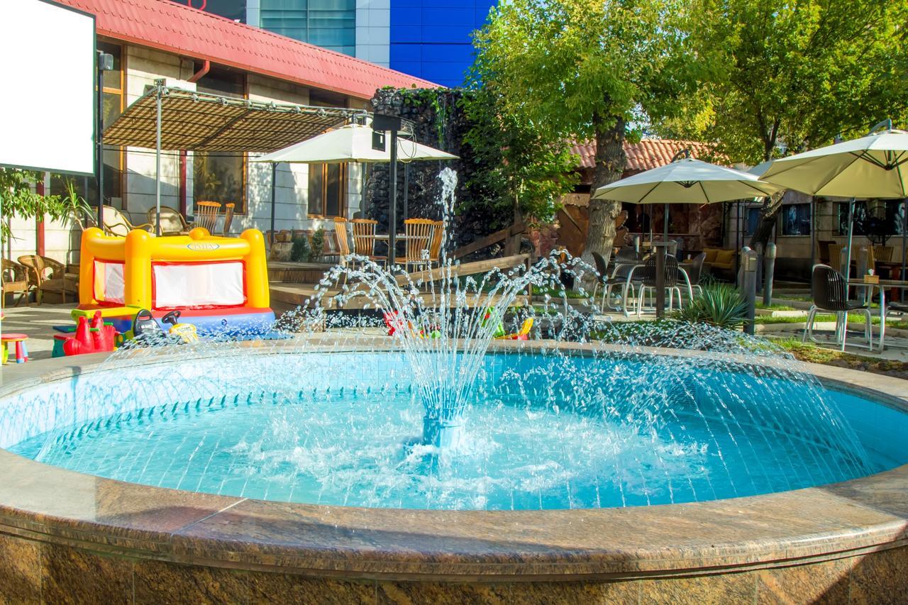 Aratta Hotel Argavand Екстериор снимка